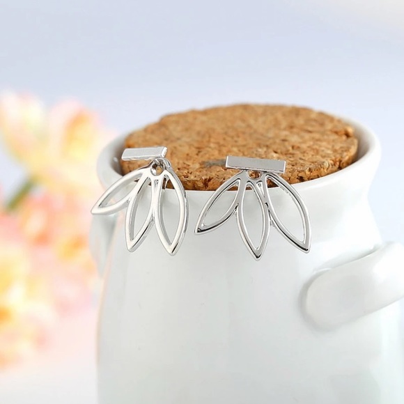 Minimalist Boho Indie Leaf/Flower Stud Earrings - Picture 6 of 11